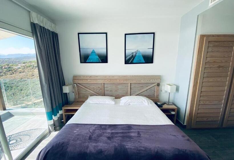 اتاق لوکس با چشمانداز دریا, Carre Noir