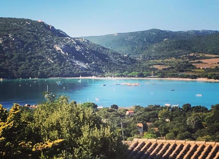 اتاق لوکس با چشمانداز دریا, Carre Noir