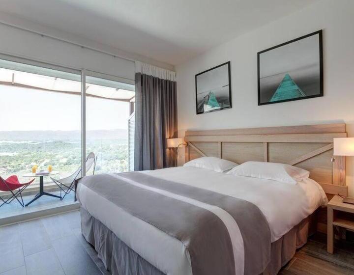 آپارتمان یک خوابه با دری مشترک که هال را جدا می کند., Carre Noir