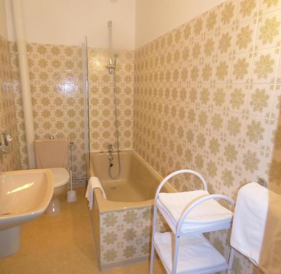 חדר סטנדרט לארבעה, Du Centre