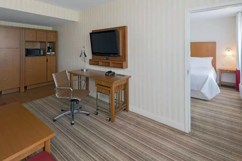 キングサイズベッドのスイートルーム, Four Points By Sheraton Cambridge Kitchener, Ontario