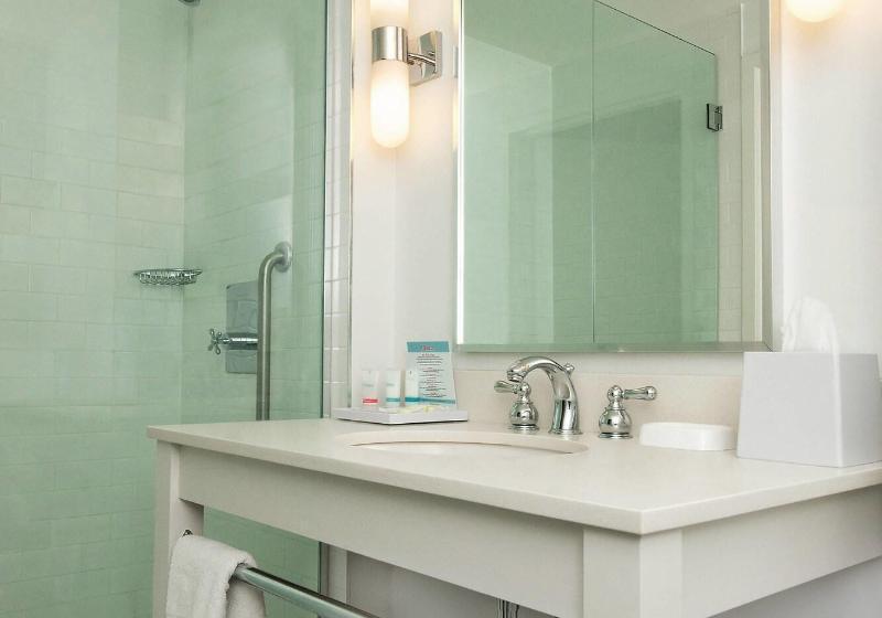 带大床的套房, Four Points By Sheraton Cambridge Kitchener, Ontario