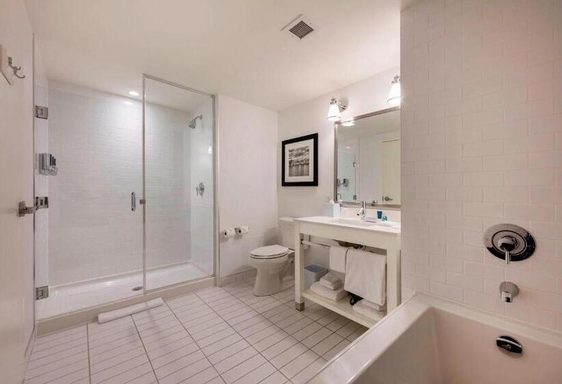 キングサイズベッドのスイートルーム, Four Points By Sheraton Kelowna Airport