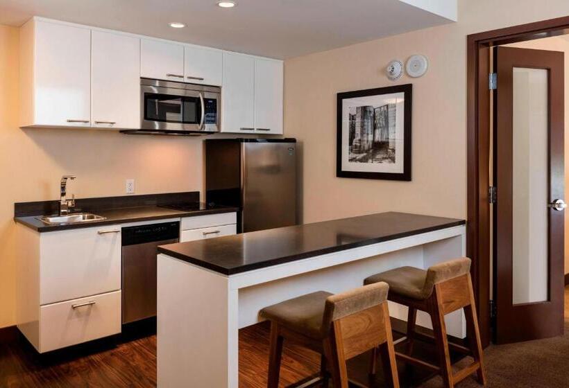 キングサイズベッドのデラックススイート, Four Points By Sheraton Kelowna Airport