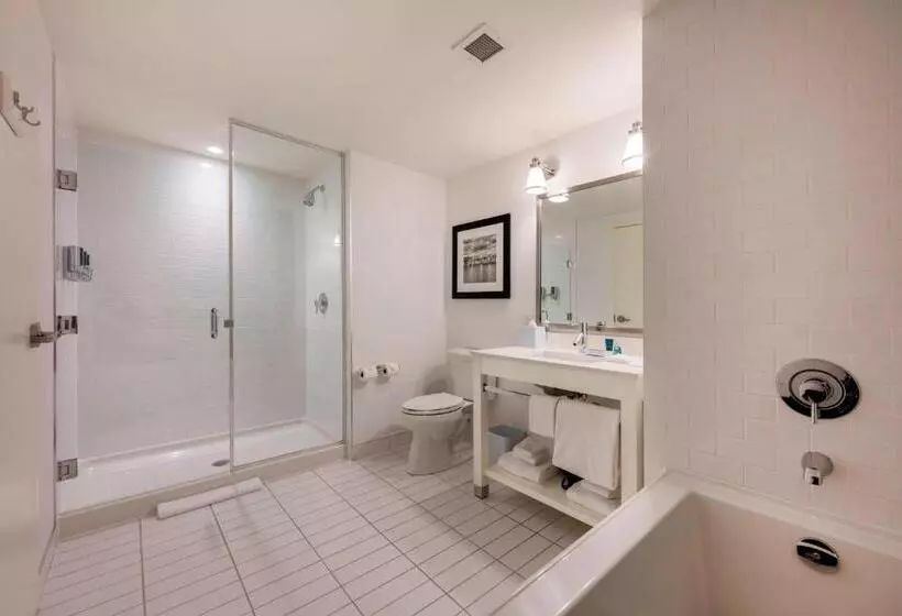 キングサイズベッドのエクゼクティブ, Four Points By Sheraton Kelowna Airport