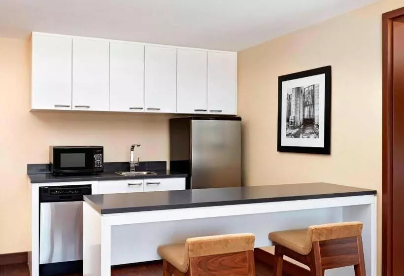 キングサイズベッドのエクゼクティブ, Four Points By Sheraton Kelowna Airport