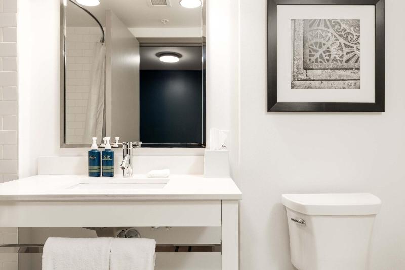 غرفة قياسية سرير كينج, Four Points By Sheraton Kelowna Airport