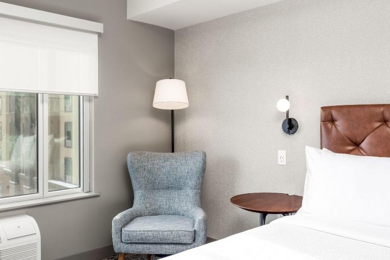 Standard Room King Size Bed, Four Points By Sheraton Kelowna Airport