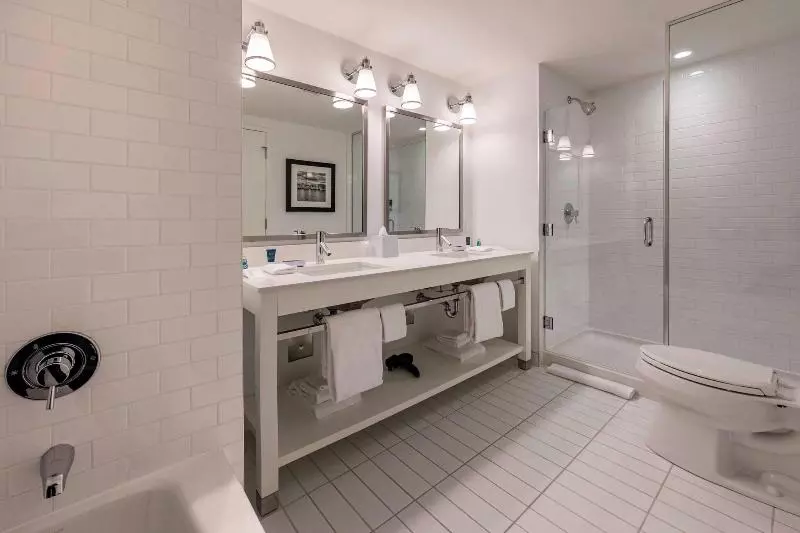 キングサイズベッドのデラックススイート, Four Points By Sheraton Kelowna Airport