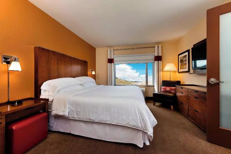 キングサイズベッドのデラックススイート, Four Points By Sheraton Kelowna Airport