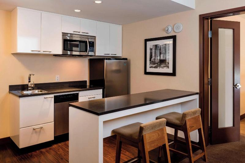 带大床的复式套间, Four Points By Sheraton Kelowna Airport