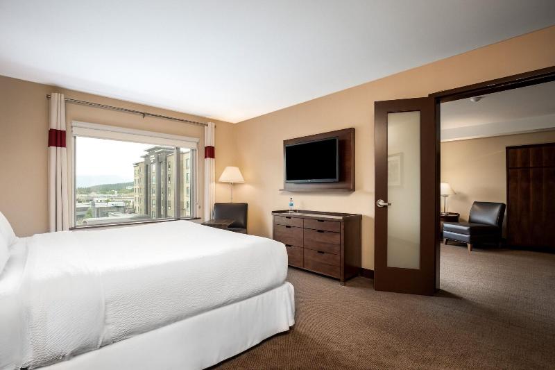 キングサイズベッドのデラックススイート, Four Points By Sheraton Kelowna Airport