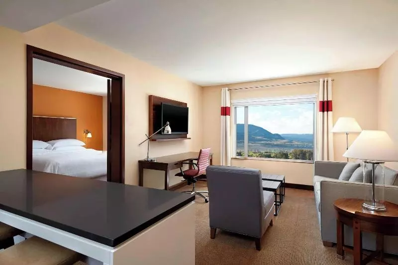 キングサイズベッドのスイートルーム, Four Points By Sheraton Kelowna Airport
