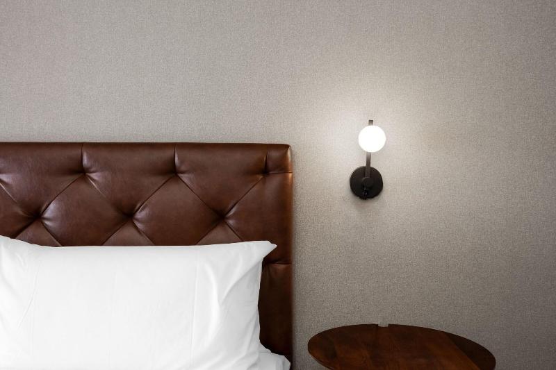 Suite King Bed, Four Points By Sheraton Kelowna Airport
