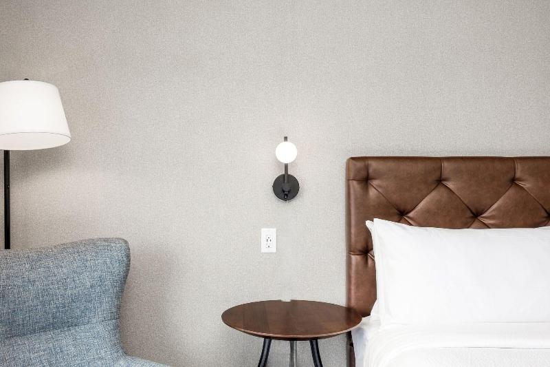 غرفة قياسية سرير كينج, Four Points By Sheraton Kelowna Airport