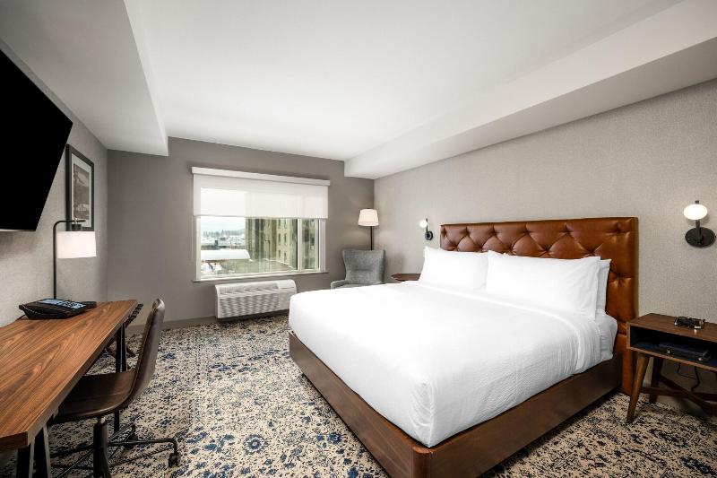 キングサイズベッドのスタンダードルーム, Four Points By Sheraton Kelowna Airport