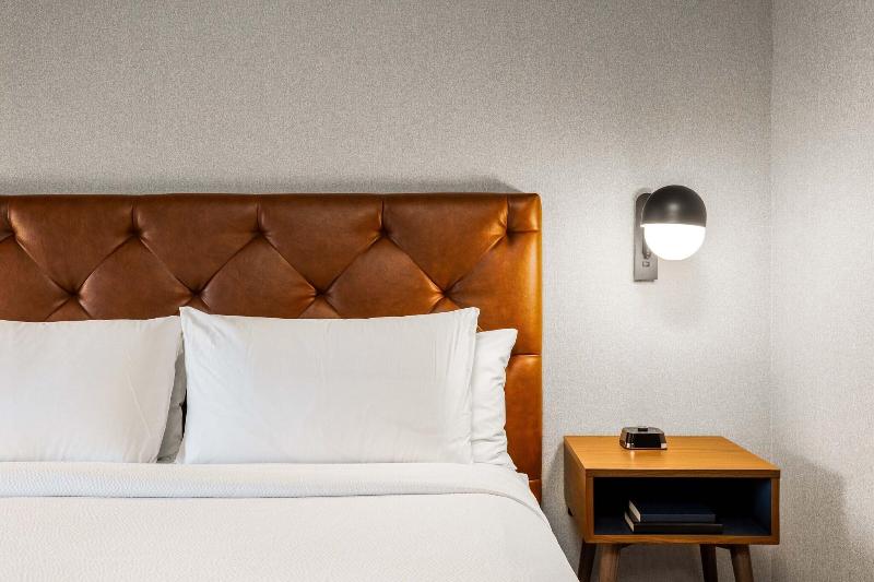 Standard Room King Size Bed, Four Points By Sheraton Kelowna Airport