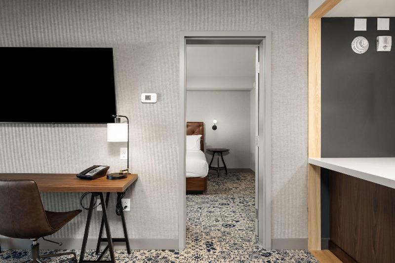 Suite King Bed, Four Points By Sheraton Kelowna Airport