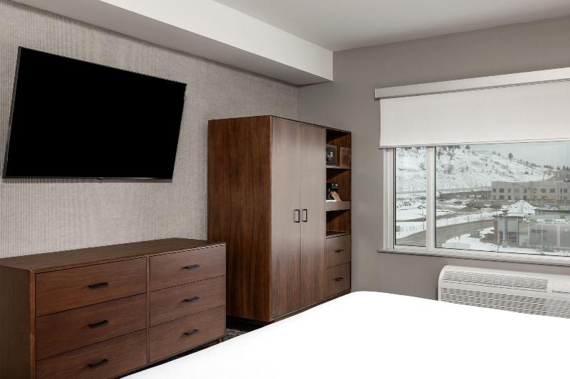 キングサイズベッドのスイートルーム, Four Points By Sheraton Kelowna Airport