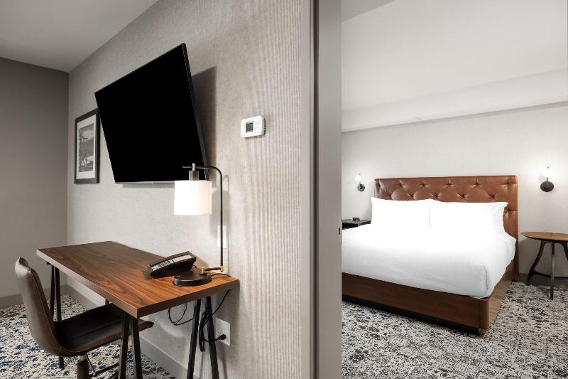 Suite King Bed, Four Points By Sheraton Kelowna Airport