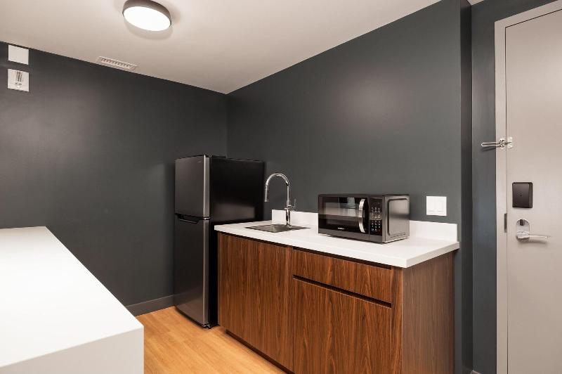Suite King Bed, Four Points By Sheraton Kelowna Airport