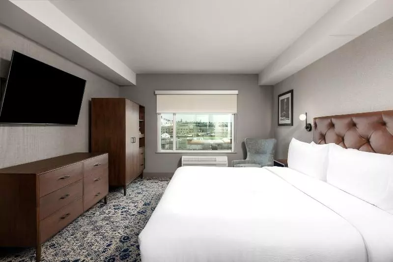 キングサイズベッドのスイートルーム, Four Points By Sheraton Kelowna Airport