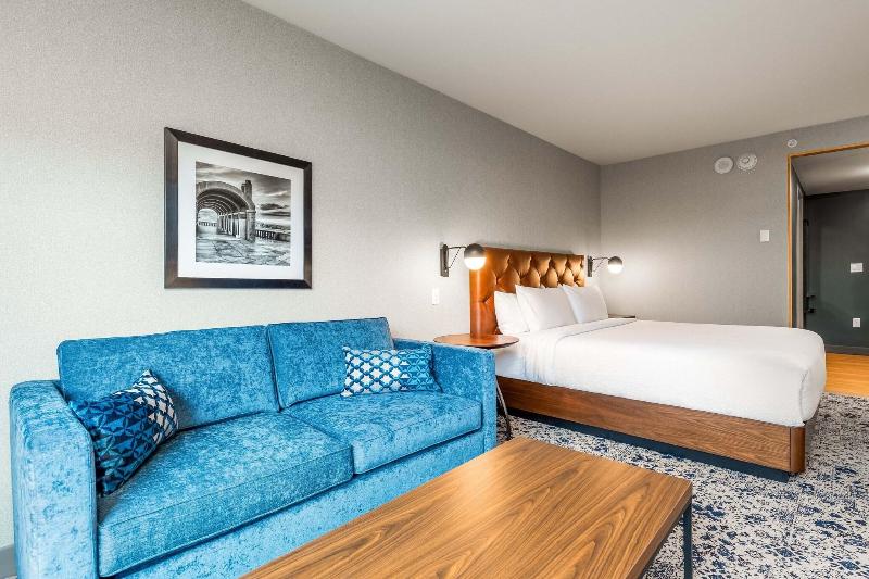 Standard Room King Size Bed, Four Points By Sheraton Kelowna Airport