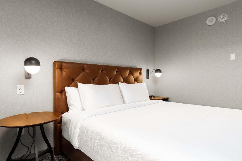 غرفة قياسية سرير كينج, Four Points By Sheraton Kelowna Airport