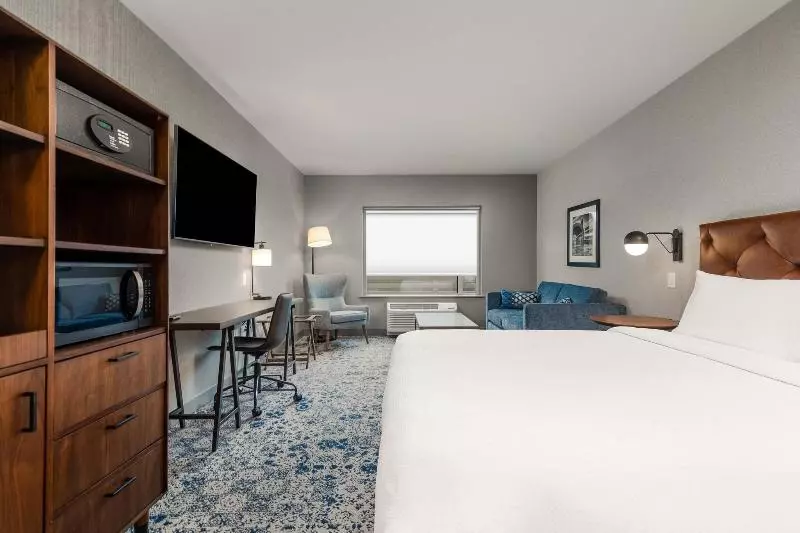 キングサイズベッドのスタンダードルーム, Four Points By Sheraton Kelowna Airport