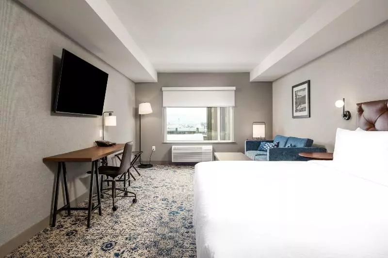 キングサイズベッドのスタンダードルーム, Four Points By Sheraton Kelowna Airport