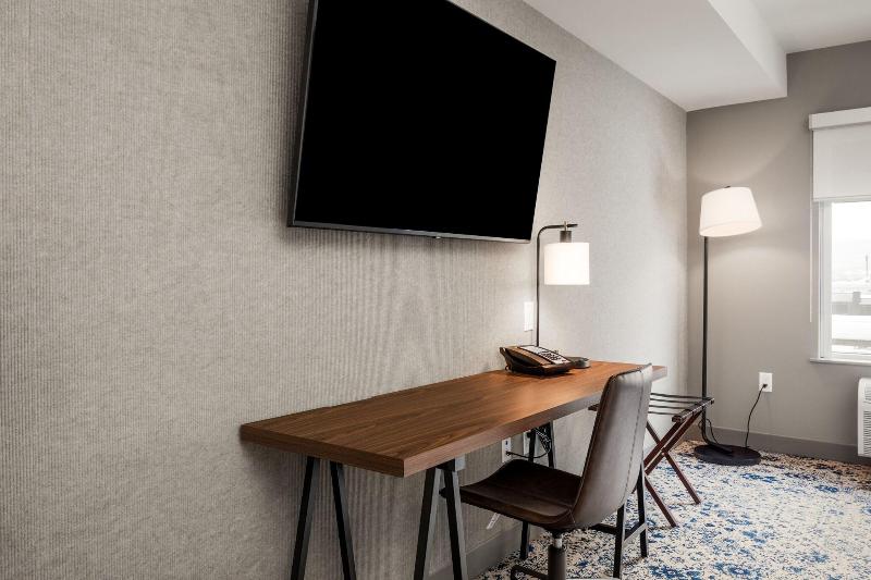 غرفة قياسية سرير كينج, Four Points By Sheraton Kelowna Airport