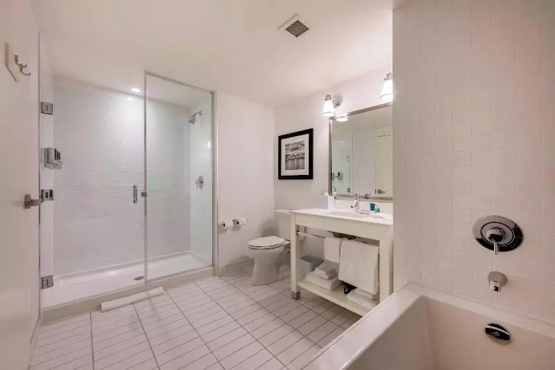 キングサイズベッドのスイートルーム, Four Points By Sheraton Kelowna Airport