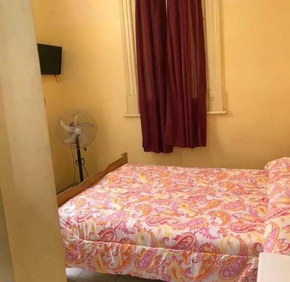 اتاق استاندارد سه نفره, Mitre Suites