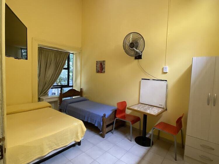 اتاق استاندارد سه نفره, Mitre Suites