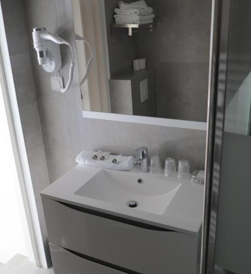 带露台的标准房间, Le Thimothée : Hôtel & Studios