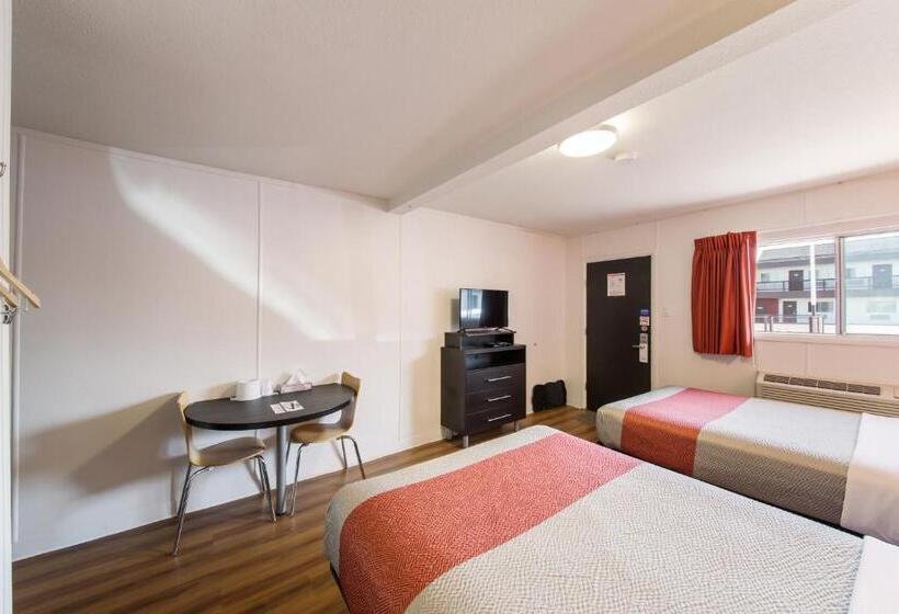 4 Bett Deluxe Zimmer, Motel 6 Cranbrook, Bc