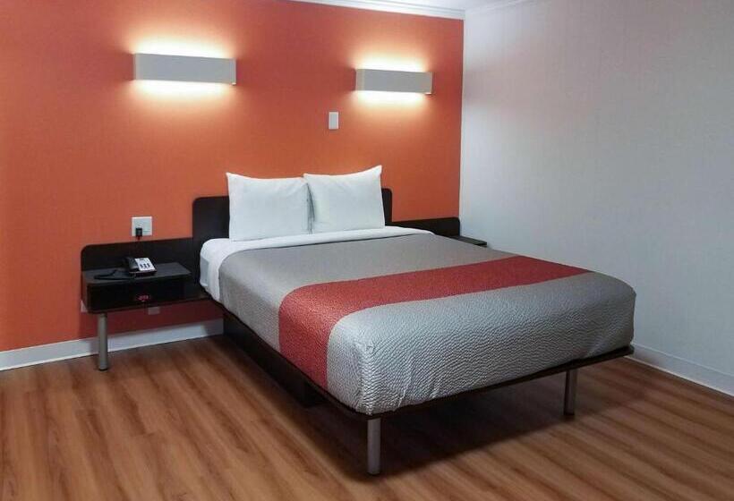 سوییت لوکس, Motel 6 Cranbrook, Bc
