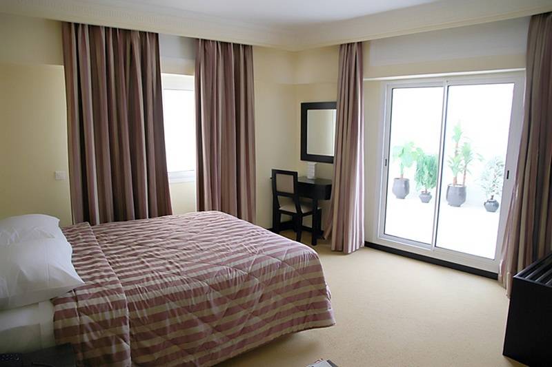 标准单人间, Al Walid