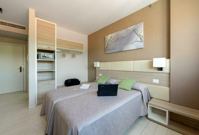 اتاق استاندارد, Cristina