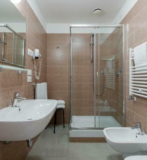 اتاق استاندارد, Cristina