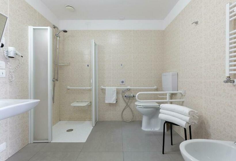 اتاق استاندارد سه نفره, Cristina