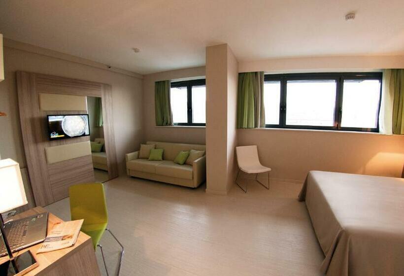 اتاق استاندارد سه نفره, Cristina