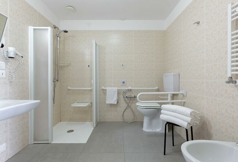 اتاق استاندارد سه نفره, Cristina