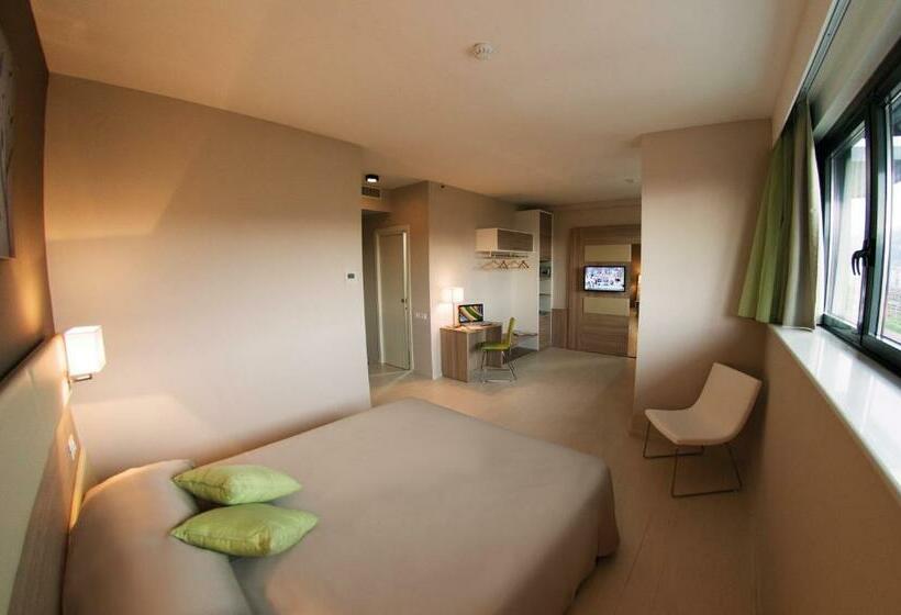 اتاق استاندارد چهار تخته, Cristina