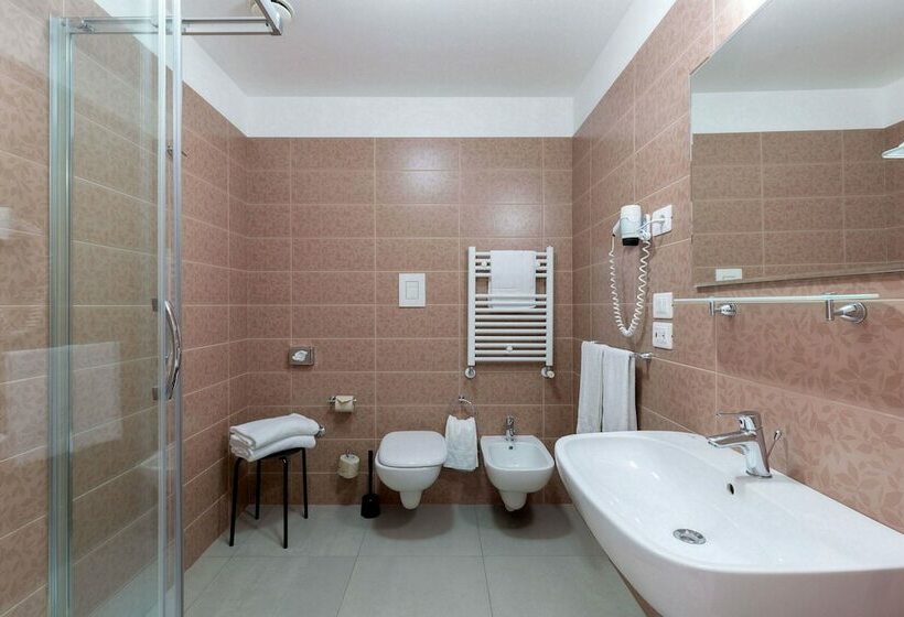 اتاق استاندارد چهار تخته, Cristina