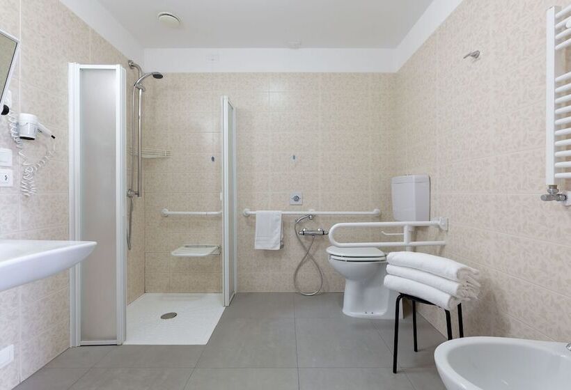 اتاق استاندارد سه نفره, Cristina