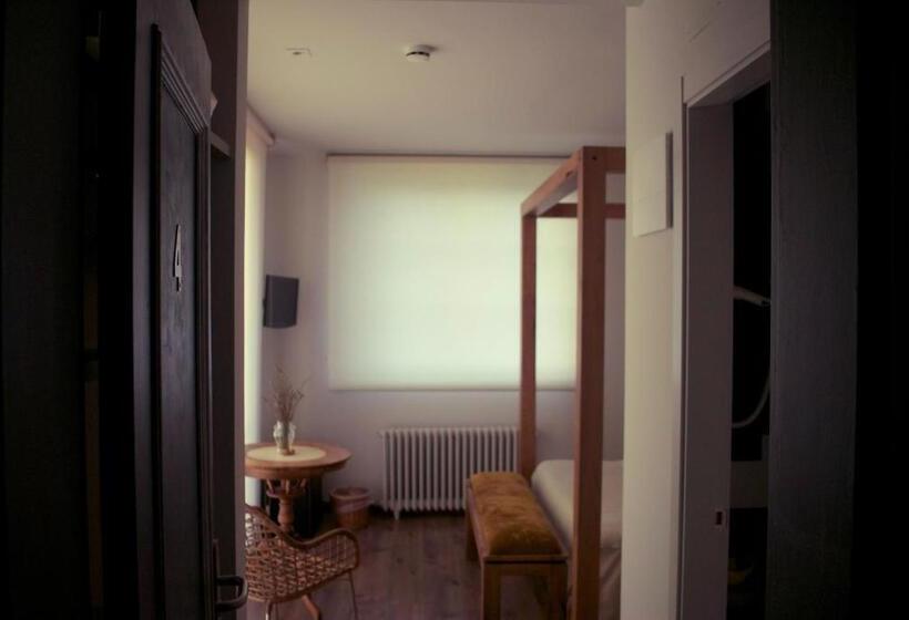 اتاق استاندارد, El Lacayo De Sestiello