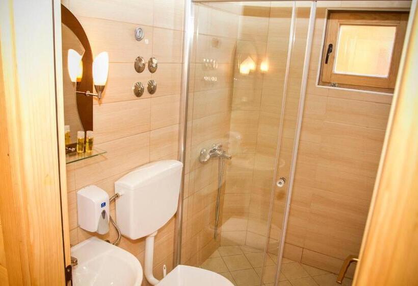 بانگلوی استاندارد 2 خوابه, Apart Hotel Llolla