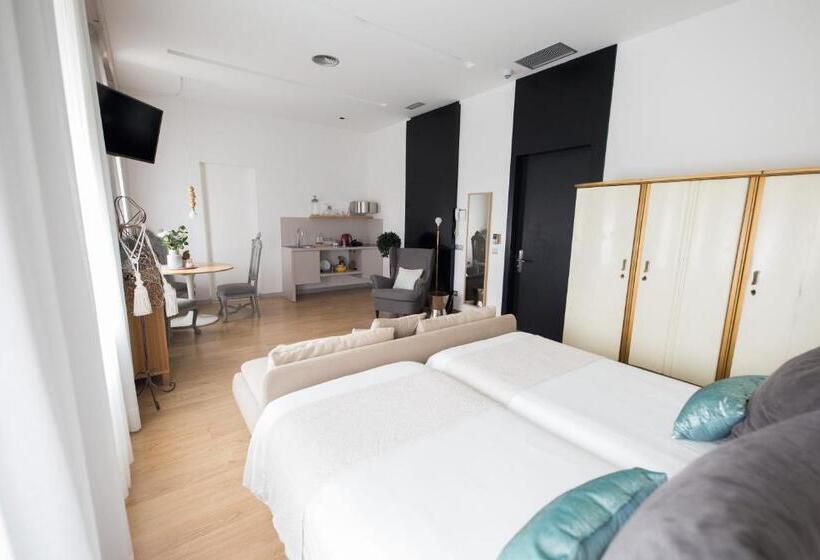 جناح جونيور ذات إطلالة, Catalina