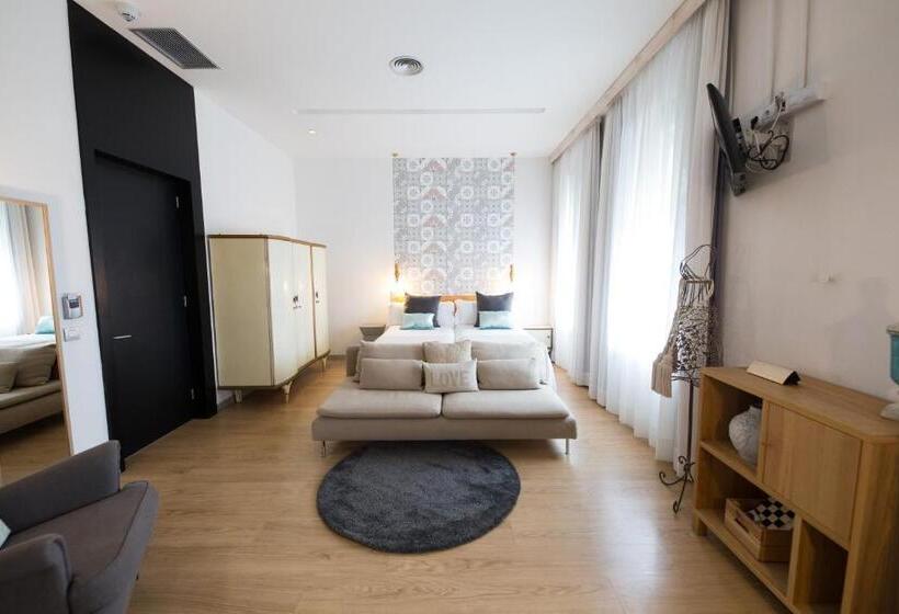 جناح جونيور ذات إطلالة, Catalina